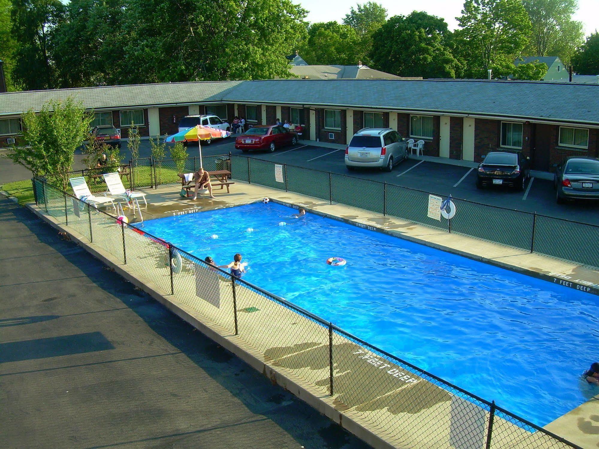 Swiss Cottage Inn Niagara Falls Exterior photo