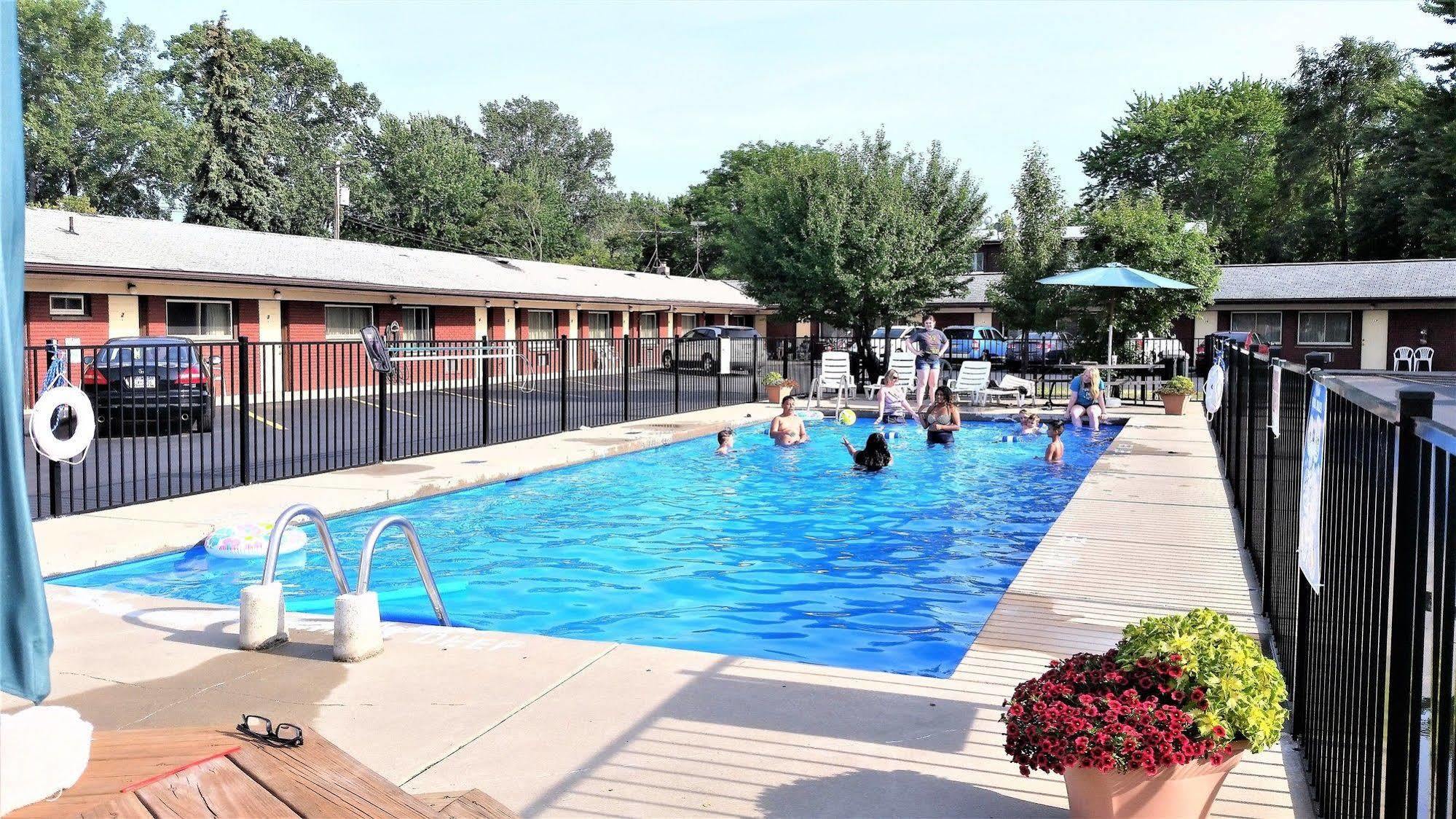 Swiss Cottage Inn Niagara Falls Exterior photo